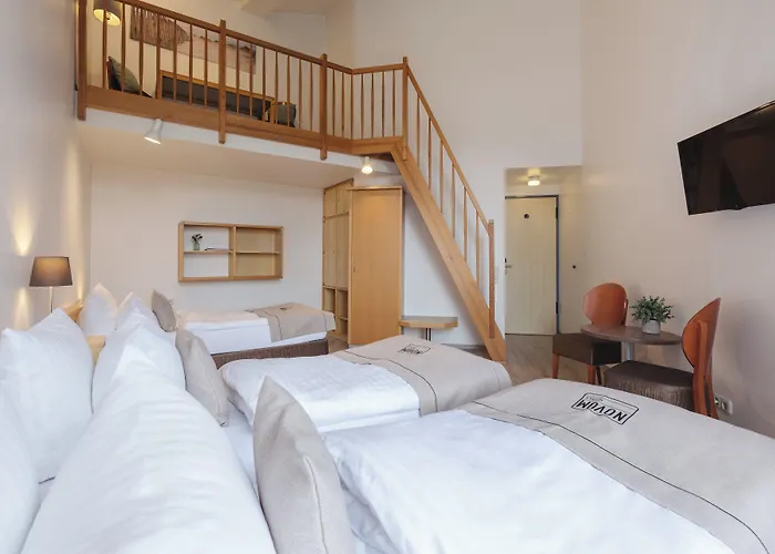 Garner - Akademie Hotel